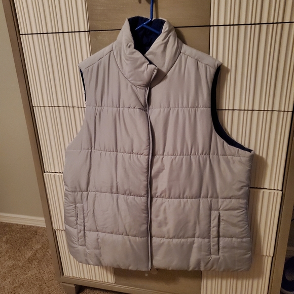 Reversible puffer vest. Old Navy. 3X. - Picture 2 of 5